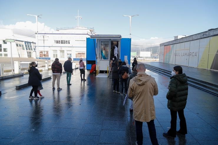 Varias persoas fan cola para facerse PCR, nun punto móbil de PCR gratuítas no Naútico de Vigo, a 23 de decembro de 2021, en Vigo, Pontevedra, Galicia (España). Decenas de persoas fixeron máis de tres horas de cola desde esta madrugada para fai. Marta Vázquez Rodríguez - Europa Press / Europa Press