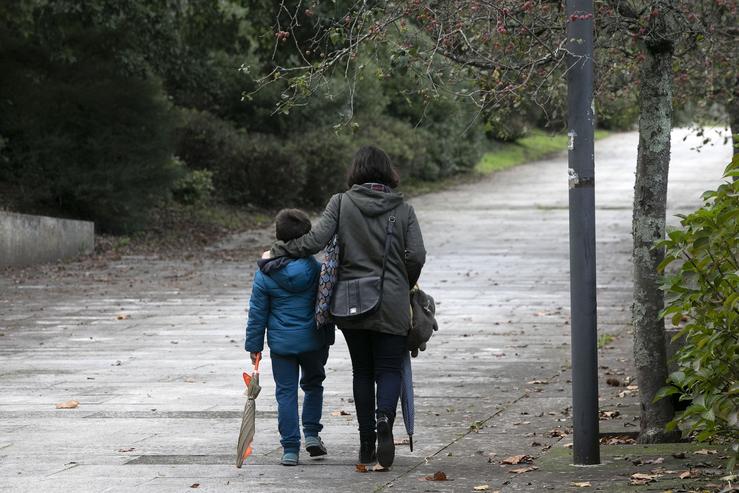 Arquivo - Muller pasea acompañada dun neno.. XUNTA - Arquivo / Europa Press