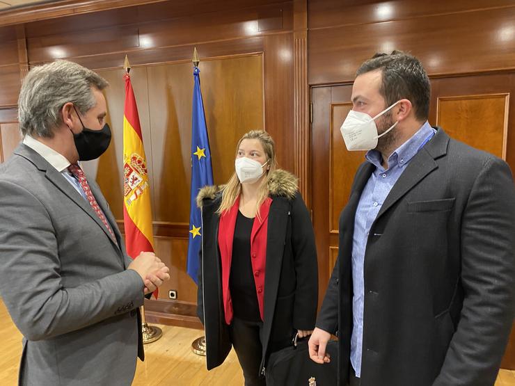 O delegado do Goberno en Galicia, José Miñones, reúnese co alcalde de Cerceda, Juan Manuel Rodríguez, e coa concelleira Cristina Capelán.. DELEGACIÓN DO GOBERNO / Europa Press