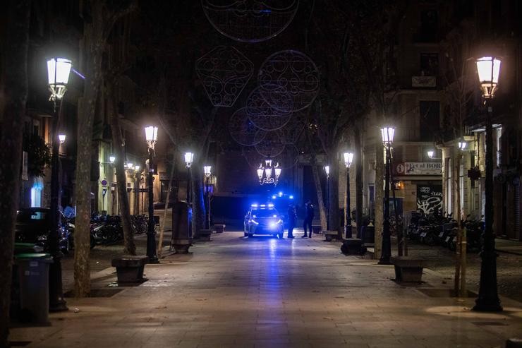 Unha céntrica rúa barcelonesa baleira despois do toque de queda na cidade, a 24 de decembro de 2021, en Barcelona, Catalunya (España). Hoxe ponse en vigor a medida proposta polo Govern catalán e avalada polo Tribunal Superior de Xustiza de Cat. Kike Rincon/Europa Press / Europa Press