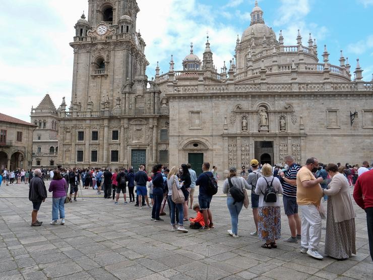 Arquivo - Varias persoas fan cola para entrar á Catedral de Santiago de Compostela. César Arxina - Europa Press - Arquivo 