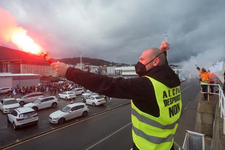 Arquivo - Un home sostén unha bengala acesa durante unha caravana de vehículos de traballadores de Alcoa, a 31 de outubro de 2021, en Burela, Lugo Galicia (España). O comité de Alcoa en San Cibrao, en Cervo (Lugo), convoca esta caravana baixo a lema. Carlos Castro - Europa Press - Arquivo / Europa Press