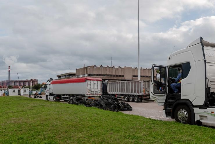 Varios camións e pneumáticos nas inmediacións da fábrica de Alcoa en San Cibrao, un día despois de que os traballadores alcanzasen un acordo coa empresa / Carlos Castro