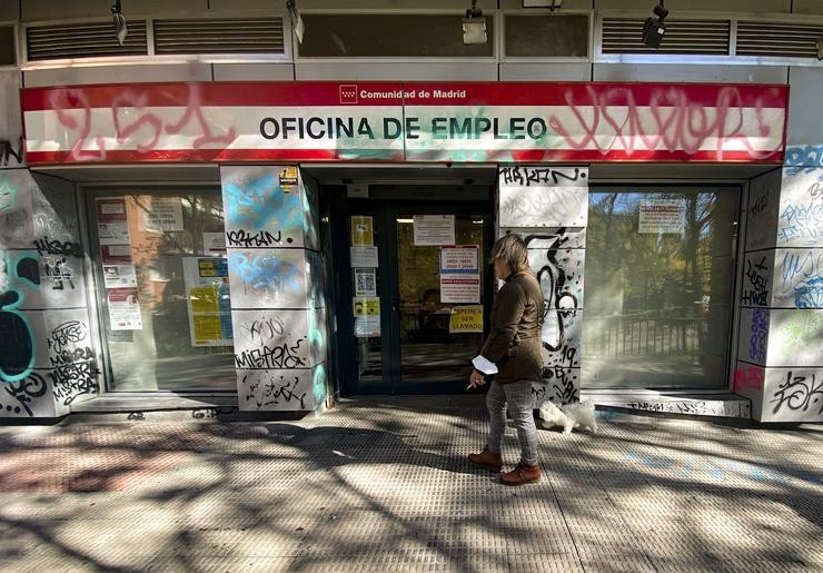 Unha persoa pasa por diante unha Oficina de Emprego situada na capital, a 3 de novembro de 2021, en Madrid, (España). O número de parados rexistrados nas oficinas dos servizos públicos de emprego (antigo Inem) baixou en 734 desempregados en e. Eduardo Parra - Europa Press / Europa Press