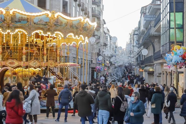 Un grupo de persoas observa o aceso do Nadal tras varios días de choiva, a 12 de decembro de 2021, en Vigo.. Marta Vázquez Rodríguez - Europa Press / Europa Press