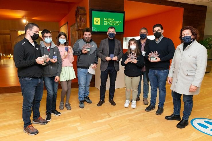 Recepción das pezas conmemorativas dos Premios Rebulir realizadas por alumnos da CEE Manuel López Navalón. XUNTA / Europa Press