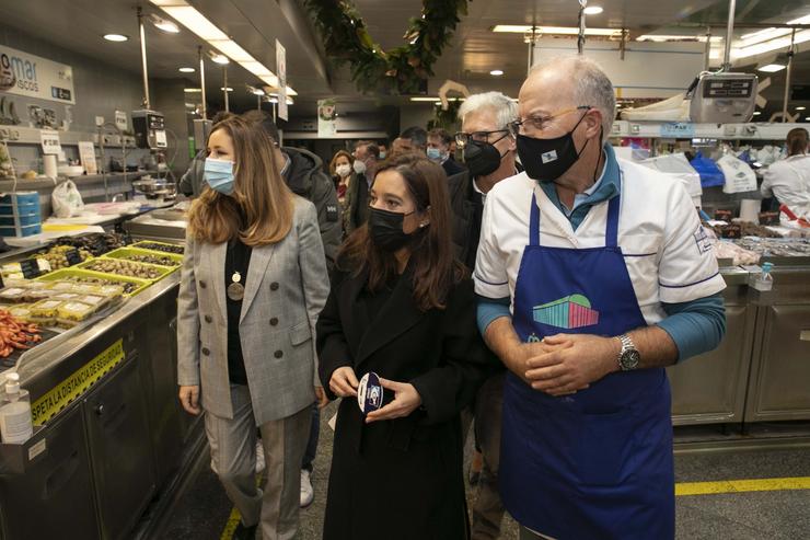 A alcaldesa da Coruña, Inés Rei, presenta o selo 