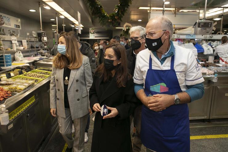 A alcaldesa da Coruña, Inés Rei, presenta o selo 'Pescado da Lonxa da Coruña'. ANDY PEREZ