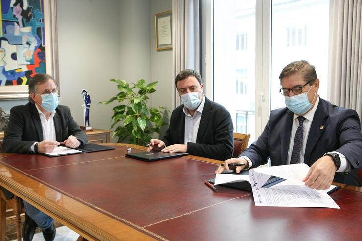 O presidente da Deputación da Coruña, Valentín González Formoso, e o reitor da UDC, Julio Abalde, asinan un convenio de colaboración 