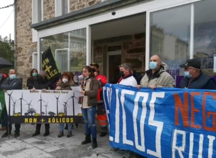 Protesta contra a instalación de parques eólicos en Santa Comba / remitida