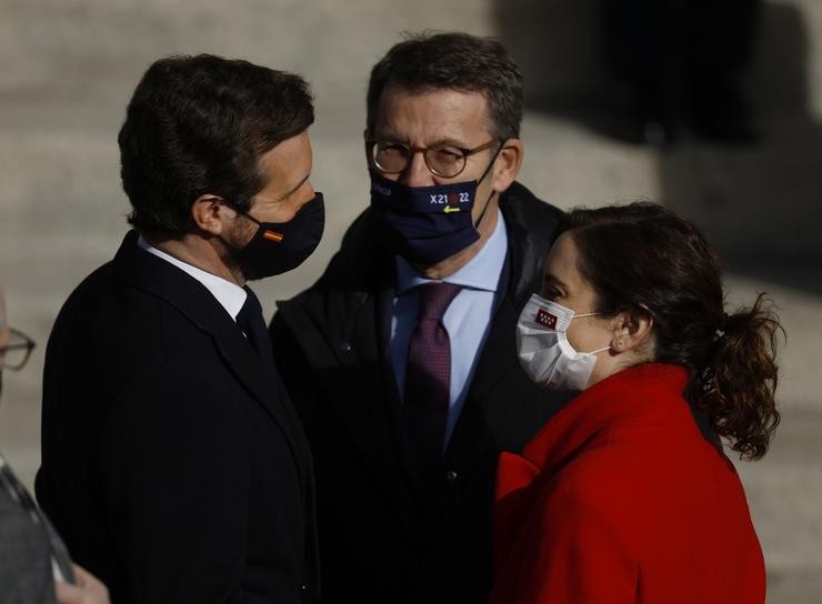 O presidente do PP, Pablo Casado; o presidente da Xunta de Galicia, Alberto Núñez Feijóo, e a presidenta da Comunidade de Madrid, Isabel Díaz Ayuso, á súa chegada ao acto institucional polo Día da Constitución 