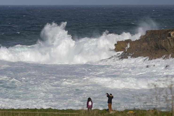 Forte ondada na zona da Torre de Hércules, a 27 de novembro de 2021 na Coruña.. M. Dylan - Europa Press / Europa Press