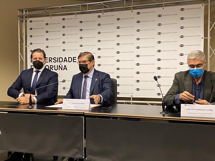O reitor da UDC,  Xullo Abalde, e o director xeral do Instituto Tecnolóxico de Galicia (ITG), Carlos Calvo, asinan un convenio sobre a Cidade do TIC. UDC / Europa Press