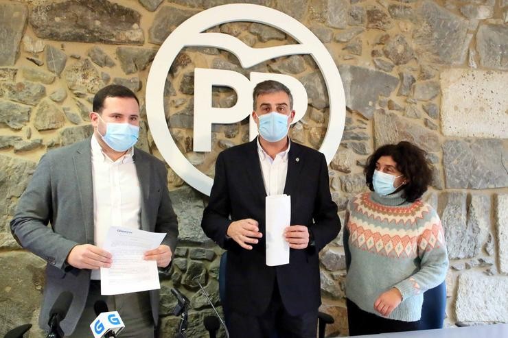 O portavoz provincial do PP na Deputación de Pontevedra, Jorge Cubela, xunto aos deputados provinciais Alfonso Marnotes e Elena Estévez.. PPDEG / Europa Press