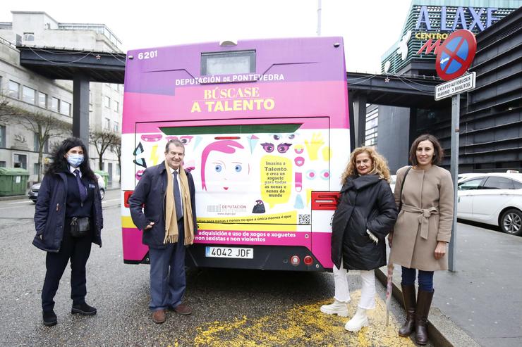 O alcalde de Vigo, Abel Caballero, xunto á presidenta da Deputación, Carmela Silva, e a deputada Ana Laura Igrexas, na presentación  da campaña a favor dos xoguetes igualitarios e non sexistas, que promove o ente provincial.. RAFA ESTEVEZ / Europa Press