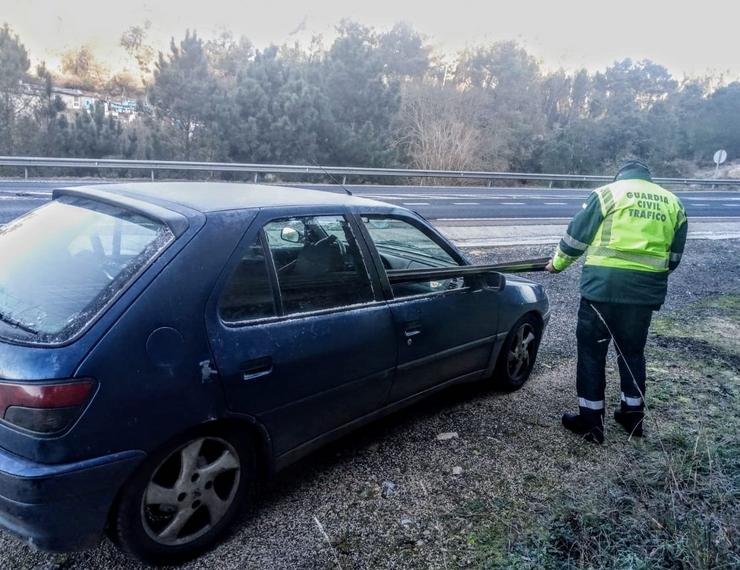 Coche inspeccionado pola Garda Civil de Tráfico  