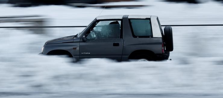 Un coche pasa polo xeo que deixou a neve ao redor da Estación de Renfe de Alcorcón, en Madrid. Eduardo Parra - Europa Press 