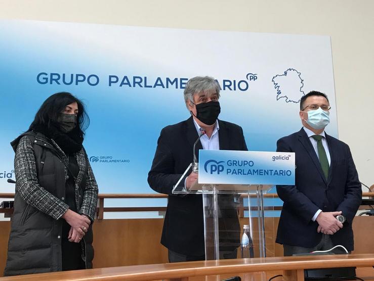 Pedro Puy, portavoz parlamentario do PPdeG, na rolda de prensa deste luns xunto ao conselleiro de Medio Rural, José González, e a deputada do PPdeG Elena Candia 