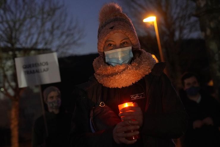 Unha muller protesta fronte á casa de Feijóo.. Álvaro Ballesteros - Europa Press 