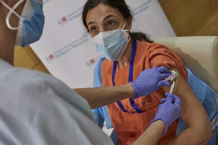 Unha enfermeira pon a vacina contra a covid-19 a unha sanitaria 
