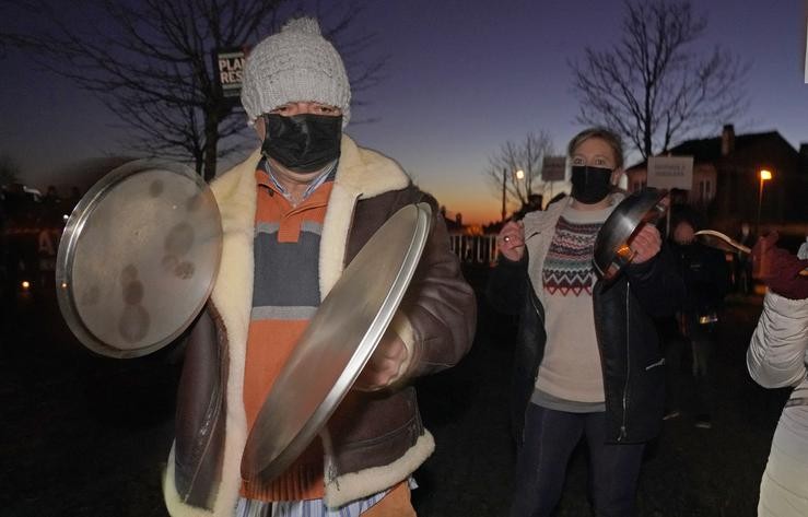 Protesta de representantes do sector hostaleiro ante a residencia oficial de Feijóo en Monte Pío.. Álvaro Ballesteros - Europa Press