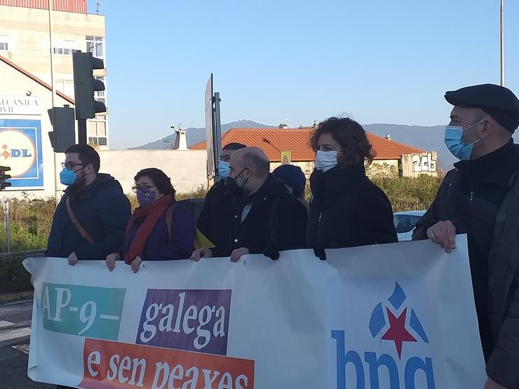 O deputado do BNG, Néstor Rego, con deputadas autonómicas e portavoces municipais nacionalistas,  ante os accesos da autoestrada AP-9 na Avenida de Buenos Aires, en Vigo. / Europa Press