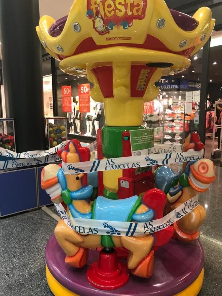 Atracción infantil clausurada nun centro comercial en Santiago de Compostela 