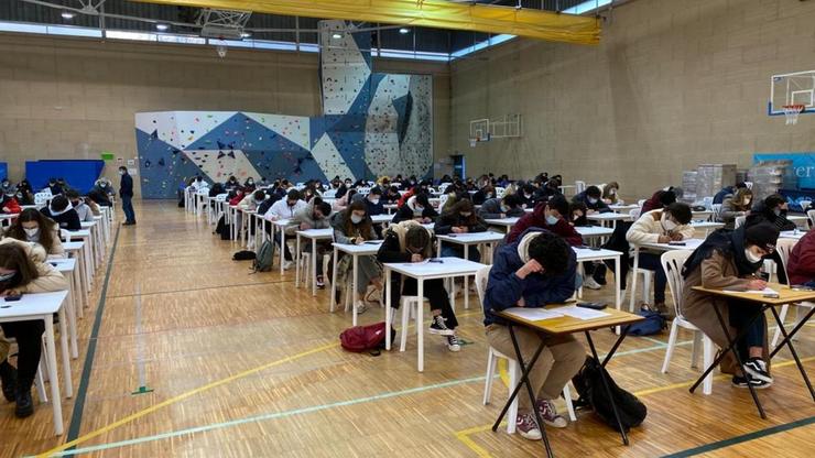 Estudantes realizan exames na universidade. UNIVERSIDADE DE VIGO