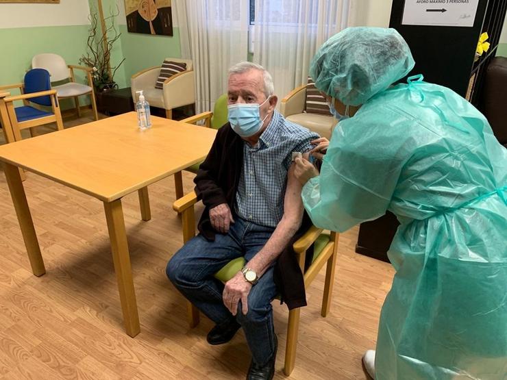 Juan Molina, primeiro vacinado contra a Covid na área sanitaria da Coruña e Cee, recibe a segunda dose. CHUAC 