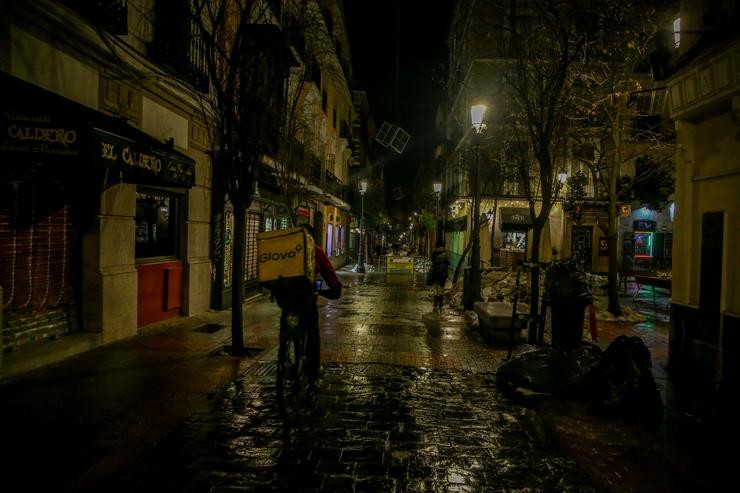 Un repartidor de Glovo circula por unha rúa. Foto de arquivo.. Ricardo Rubio - Europa Press 