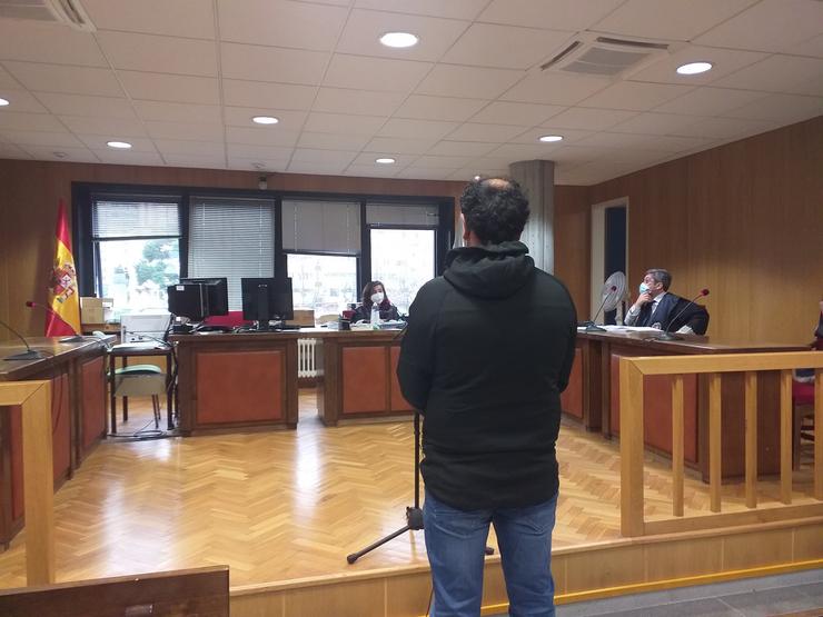 Un cidadán portugués, xulgado na sala do Penal 1 de Vigo,  por varios delitos contra a seguridade viaria, condución temeraria e atentado, por unha persecución ocorrida na A-52 en agosto de 2019, na que embistió un coche de Garda Civil.