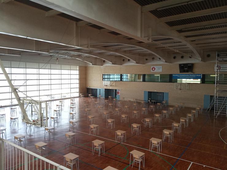 Imaxe do polideportivo do Colexio Xesuítas de Bilbao con 700 pupitres para acoller exames 