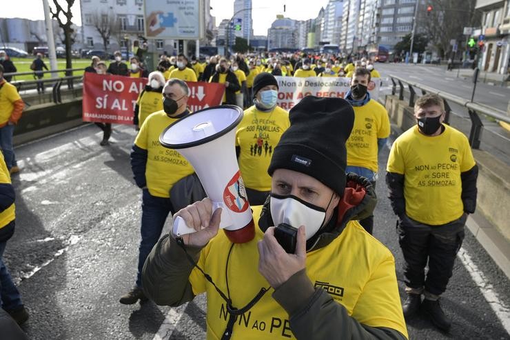 Manifestantes de Siemens Gamesa nas Somozas durante a concentración ante a Delegación do Goberno para pedir a súa mediación no conflito polo peche da súa planta, na Coruña / M. Dylan - Europa Press.