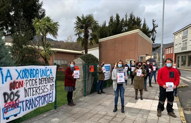 Concentración de pais e nais de alumnos do CPI Luís Díaz Moreno (Baralla) para esixir un cambio de horario na xornada lectiva / ALX