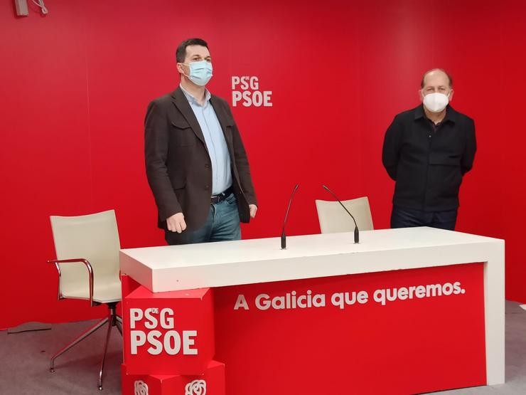 O secretario xeral do PSdeG, Gonzalo Caballero, e o presidente do PSdeG, Xoaquín Fernández Leiceaga, en rolda de prensa / Europa Press