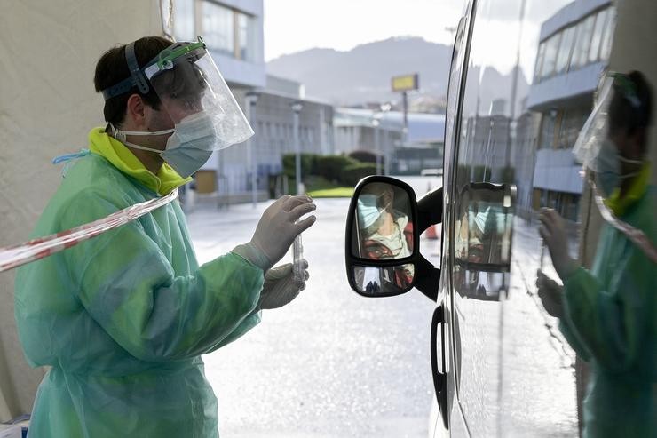 Unha persoa recolle o seu test de saliva desde o coche na Avenida de Arsenio Iglesias en Arteixo, A Coruñ 