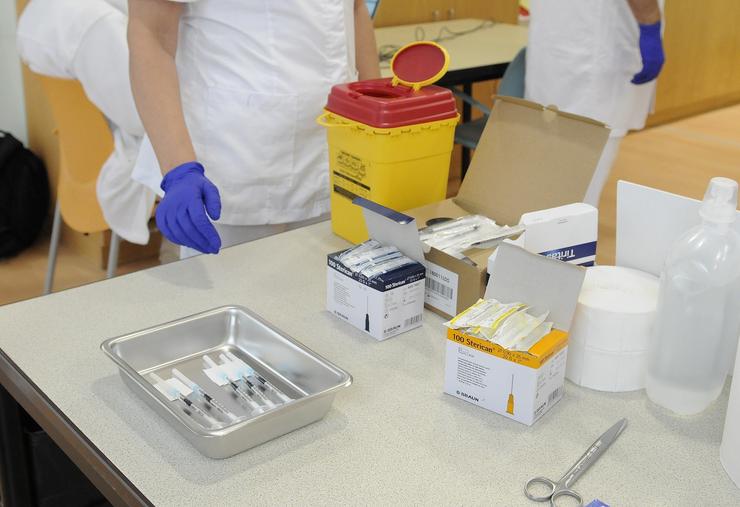 Unha mesa con distintas vacinas de Covid-19 preparadas para administrar. S.F.G.A / JAVILADOT / Europa Press