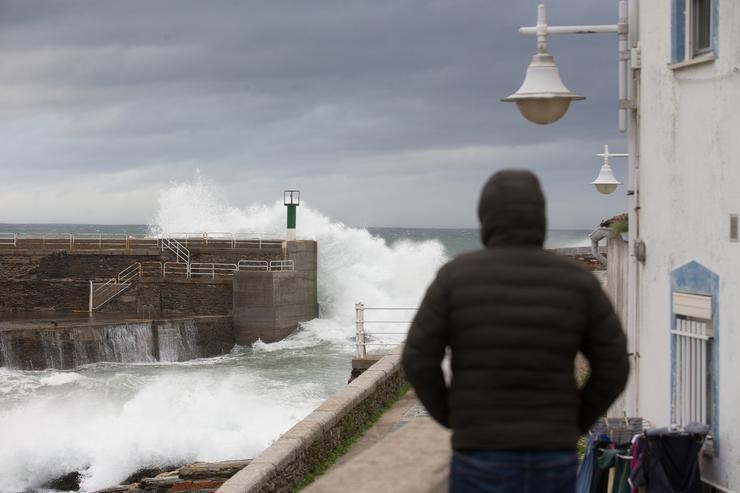 Forte ondada na costa de Ribadeo coa chegada do temporal Bela, en Lugo, Galicia (España), a 27 de decembro de 2020.. Carlos Castro - Europa Press