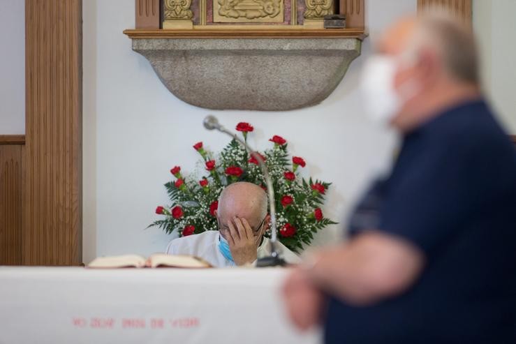 O párroco da Capela do Santuario de Vos Remedios reza tras a reapertura do templo, o pasado mes de maio.. Carlos Castro - Europa Press - Arquivo 