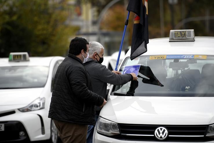 Marcha de taxistas convocada pola FPTM, a Asociación Gremial do Taxi de Madrid e a Asociación Elite Taxi Madrid, en Madrid (España), a 25 de novembro de 2020. O taxi de Madrid mobilízase para esixir ao alcalde de Madrid que escoite as demandas de. Óscar Canas - Europa Press - Arquivo / Europa Press