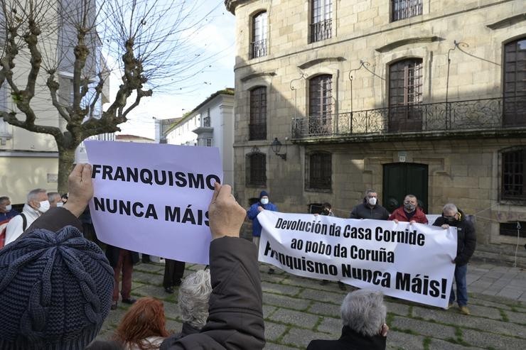 Protesta ante a Casa Cornide para reclamar a súa devolució 