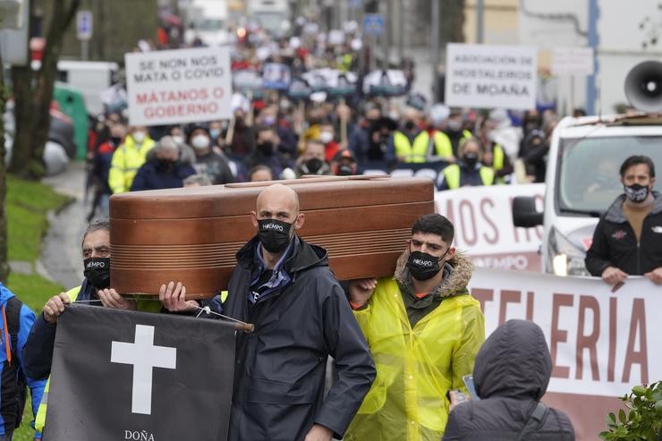 Manifestación de hostaleiros que percorre as rúas de Santiago ata a Xunta para reclamar o rescate do sector 