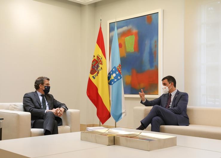O presidente do Goberno, Pedro Sánchez (d), conversa co presidente da Xunta de Galicia, Alberto Núñez Feijóo, nunha reunión convocada no Palacio da Monclo 