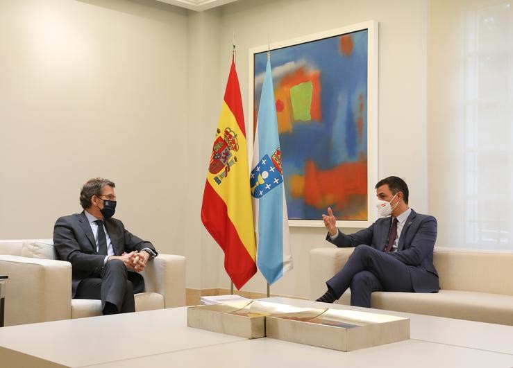 O presidente do Goberno, Pedro Sánchez (d), conversa co presidente da Xunta de Galicia, Alberto Núñez Feijóo, nunha reunión convocada no Palacio da Monclo / M. Fernández. POOL - Europa Press.