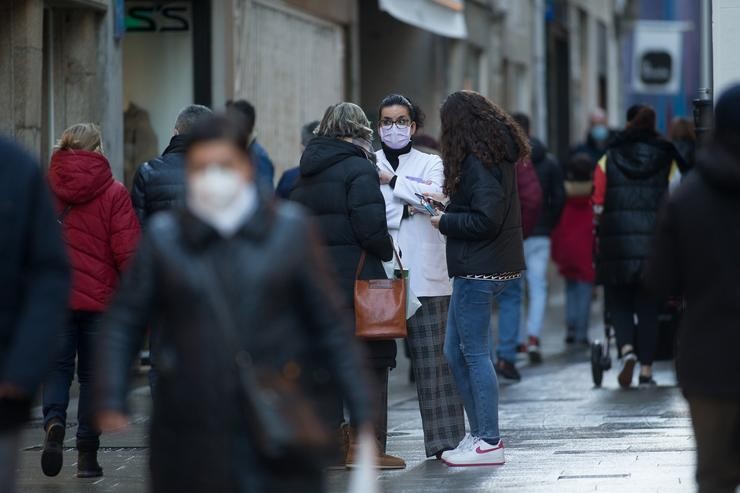 Xente na rúa San Pedro en Lugo 