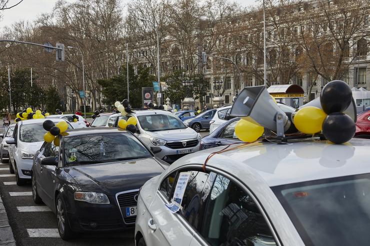 Caravana de coches na praza de Cibeles, en Madrid, na concentración deste domingo para protestar contra a contratación temporal nas administracións públicas 