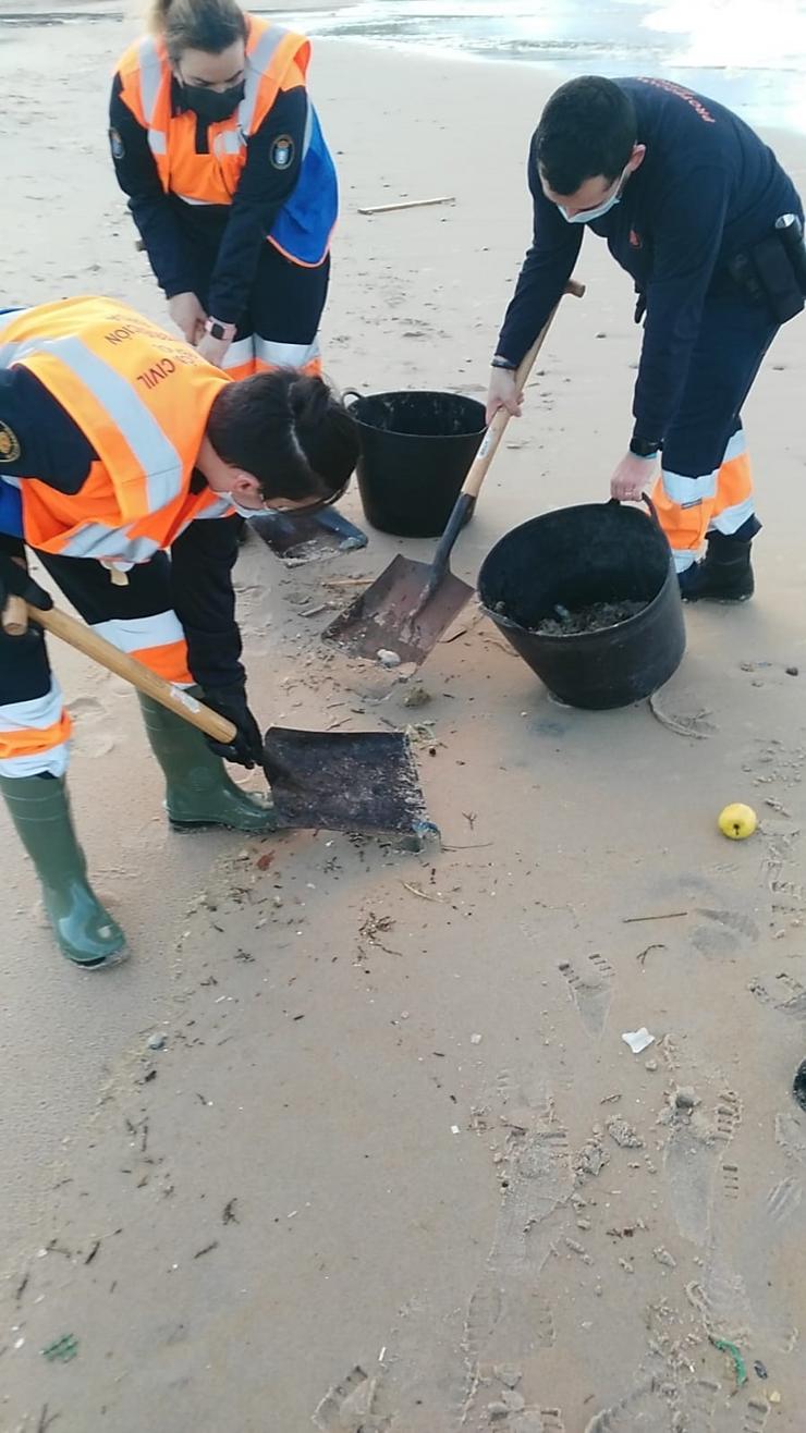 Efectivos de Protección Civil retiran carabelas portuguesas nas praias de Ferrol