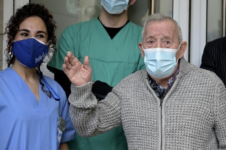 Juan Molina, de 86 anos, primeiro vacinado contra a Covid-19 na área sanitaria da Coruña. M. Dylan - Europa Press 