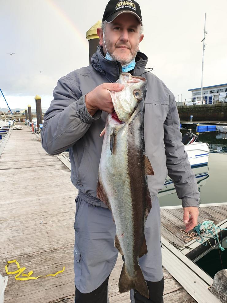 Manuel Rey Perol, co abadexo de case oito quilos pescado na ría de Muros Noia  