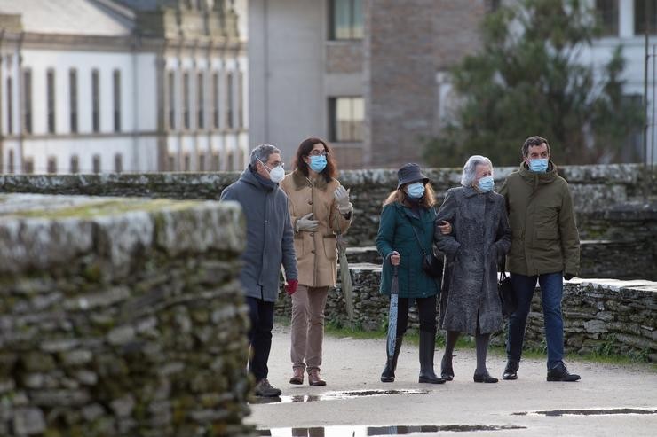 Unha familia pasea polo adarve da Muralla Romana en Lugo, tras o levantamento do peche perimetral da cidade. Carlos Castro - Europa Press / Europa Press